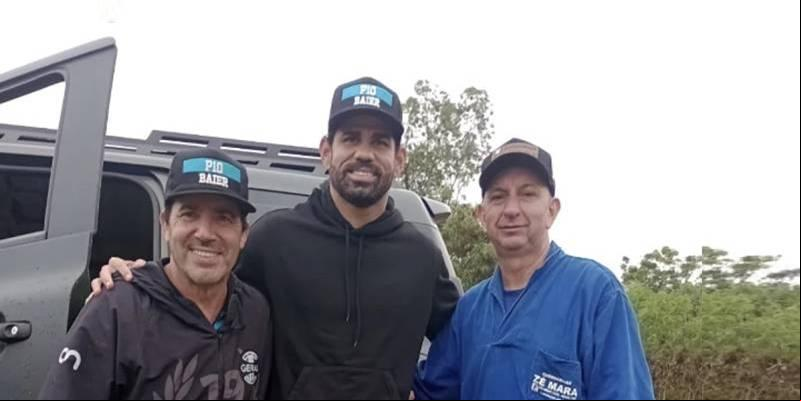 Diego Costa emocionou torcedores do Grêmio que estavam no local da tragédia. ((Foto/Reprodução/Redes Sociais))