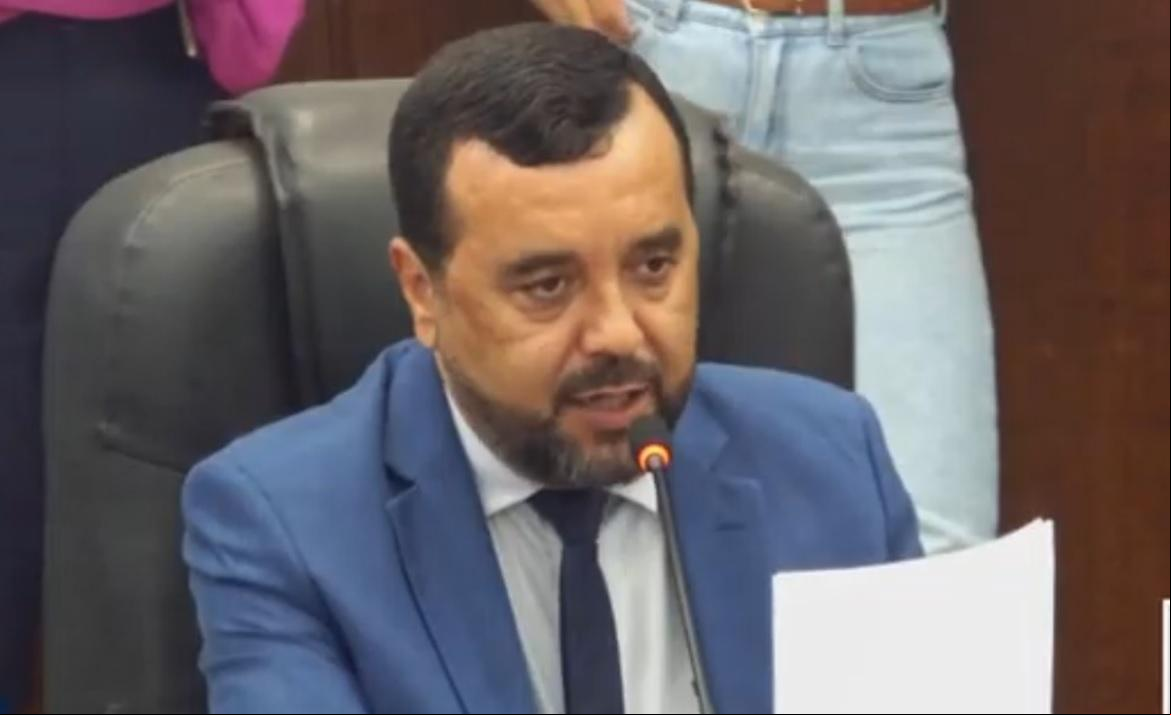 Líder do Executivo na Câmara, vereador Almir Silva, solicitou o sobrestamento da proposta e espera o seu retorno para a pauta na próxima semana (Foto/Reprodução)