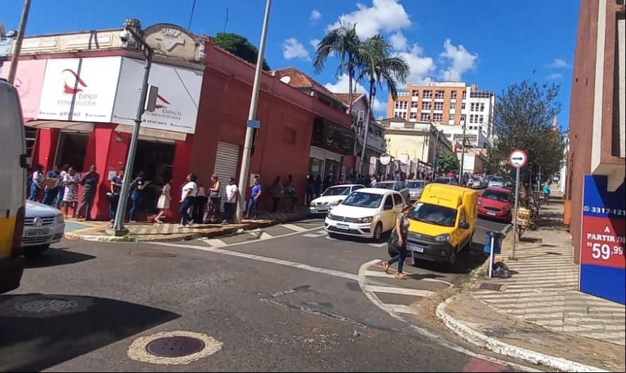 Fila chegou a dobrar a esquina da rua Lauro Borges com a Artur Machado nessa terça-feira, penúltimo dia para a regularização (Foto/Luiz Gustavo Rezende)