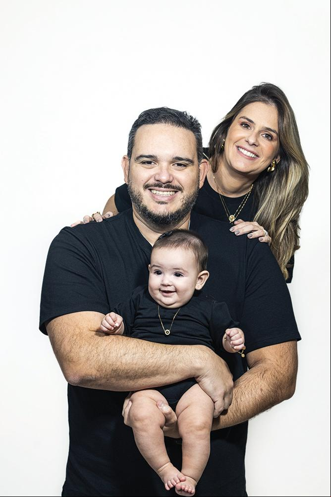 João e Marina com a filha Lulu; as fotos da Lulu são feitas todo mês e no seu 5º mês de vida foram realizadas no studio (Foto/Alex Pacheco)