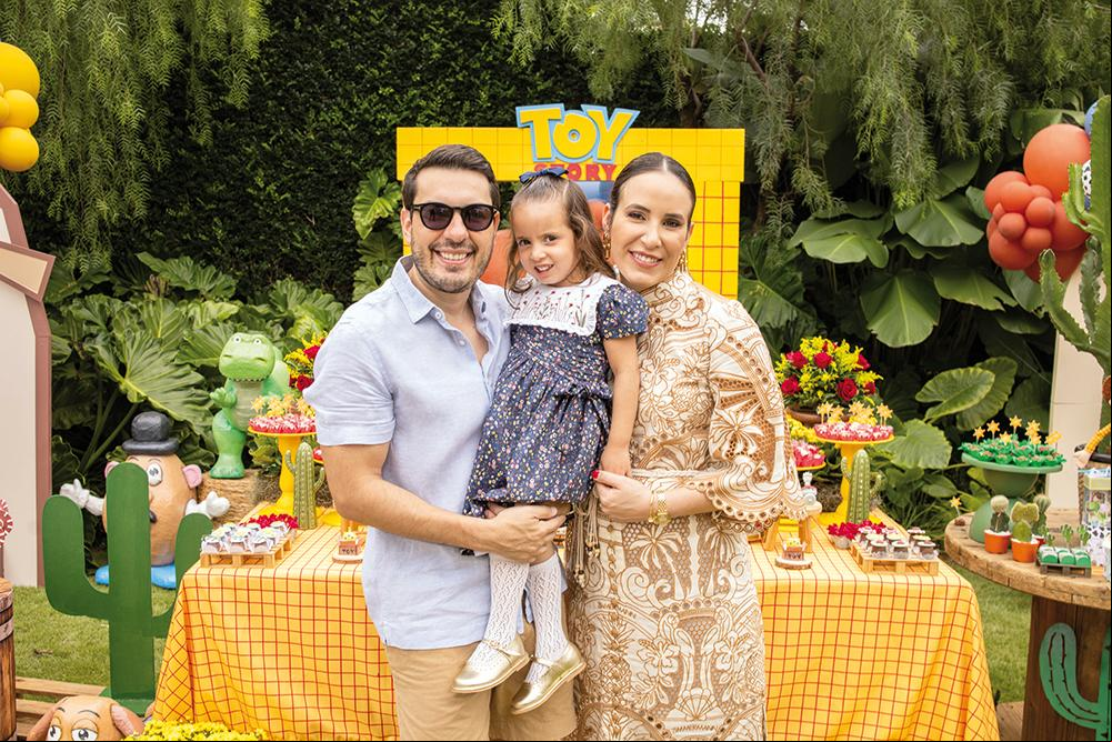 Catarina comemorou seus 4 anos e, em um cenário lindo de Toy Story, junto com os pais, Rafael e Manu, recebeu os convidados para essa grande celebração (Foto/Alex Pacheco)