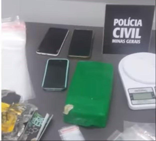 Droga que teria sido transportada por dois jovens de Araxá para ser entregue em Uberaba, em pátio de posto do bairro Olinda (Foto/Reprodução)