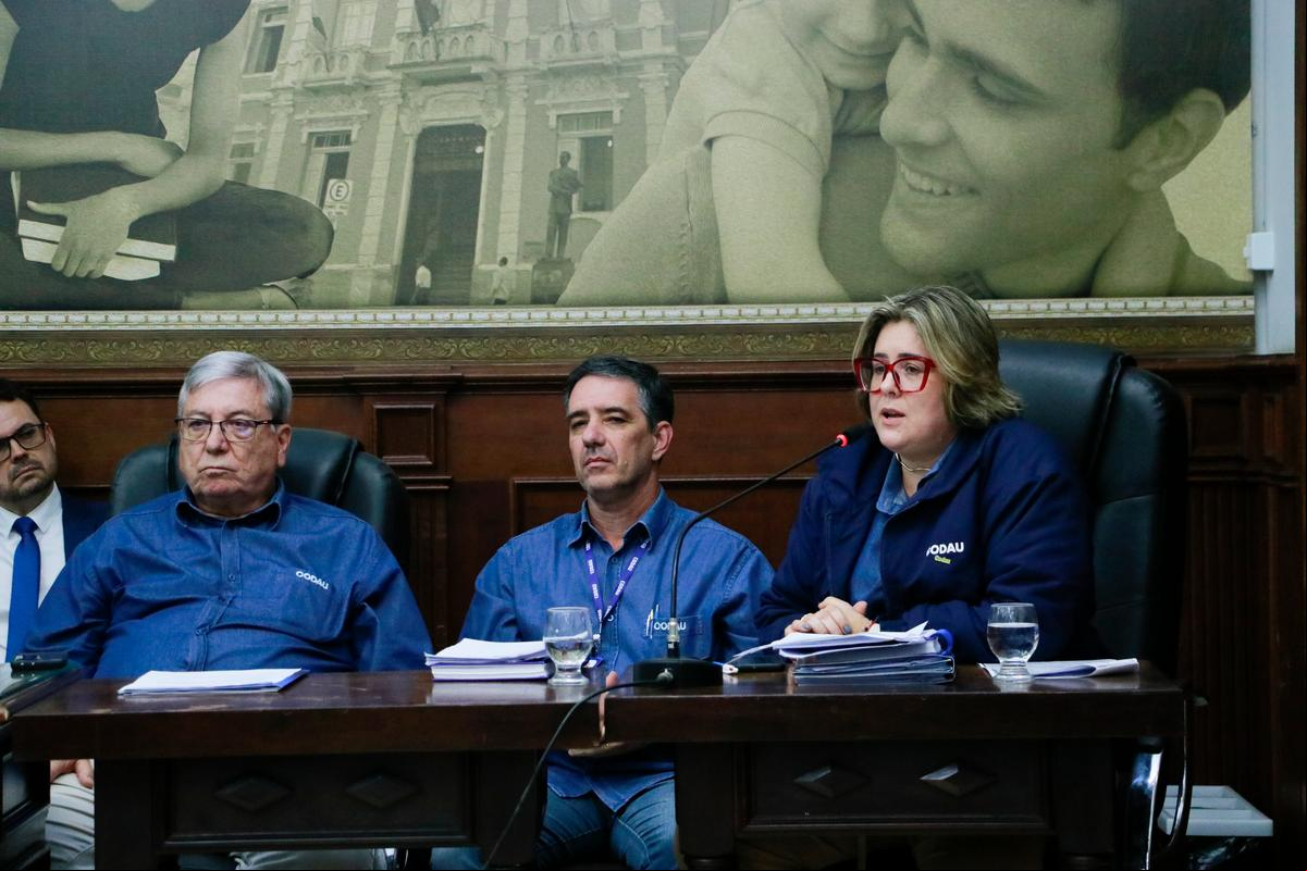 Presidente da Codau, acompanhado de técnicos da autarquia participaram da reunião e responderam aos questionamentos de vereadores (Foto/Jully Borges/CMU)