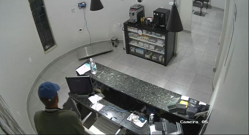Câmera de segurança do hospital filma a ação, e o suspeito, mesmo percebendo que estava sendo filmado, não se intimida (Foto/Reprodução)