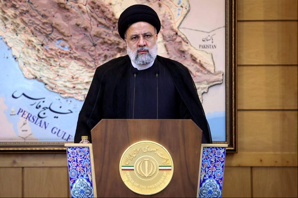 O presidente do Irã, Ebrahim Raisi, fala antes de embarcar com destino à Arábia Saudita para participar de uma cúpula (Foto/Iranian Presidency/AFP)