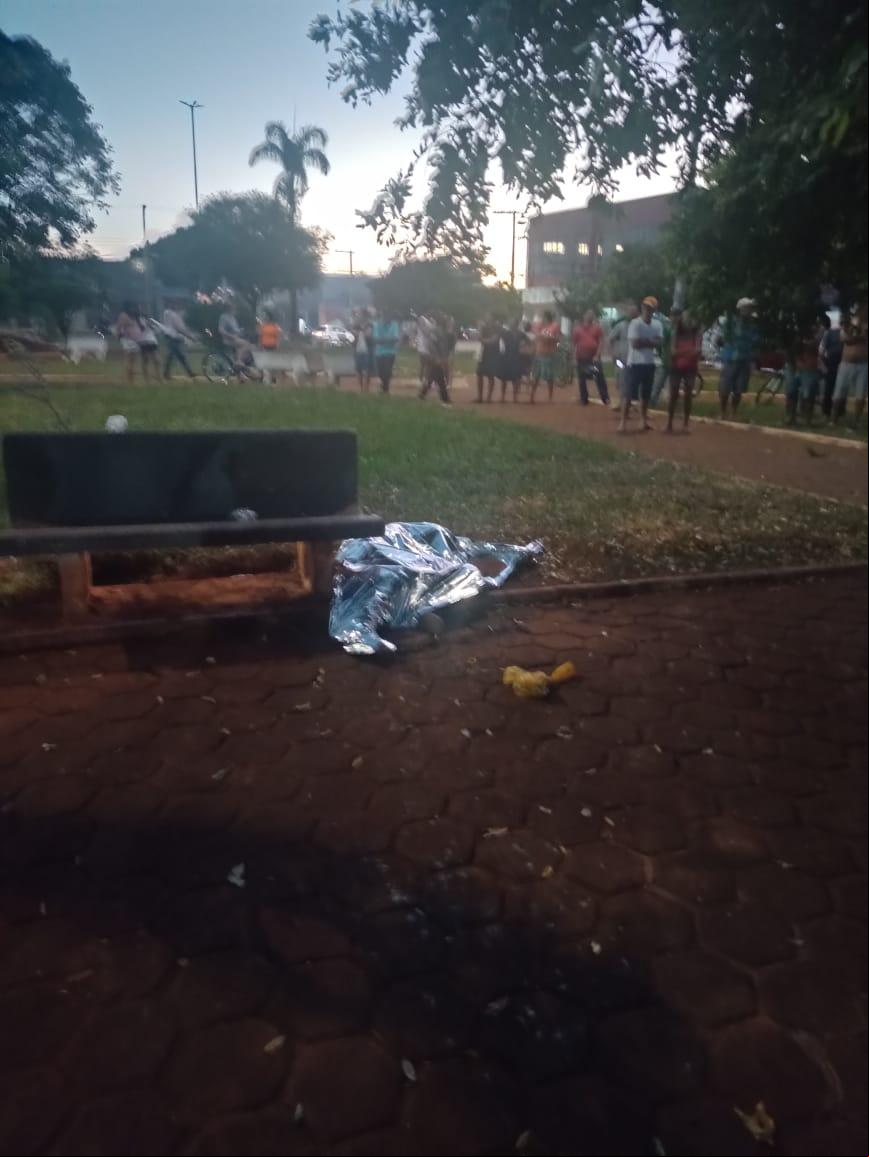 Homem foi encontrado morto na praça Jazinho Vieira de Souza, em Conceição das Alagoas (MG) (Foto/Reprodução)