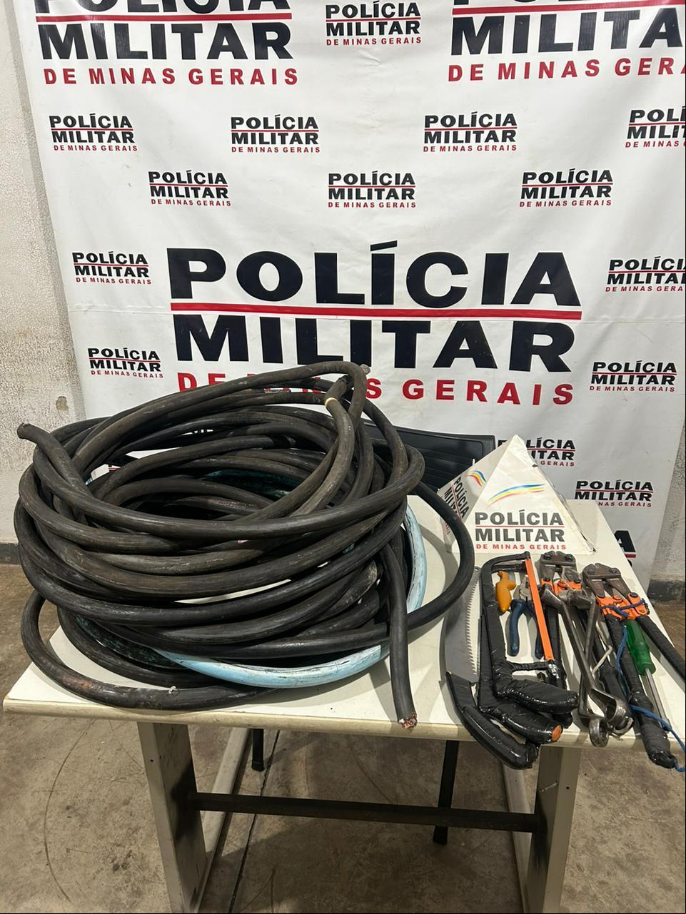 Três homens foram presos após furtarem fiação elétrica de imposte na rua São Benedito (Foto/Divulgação)