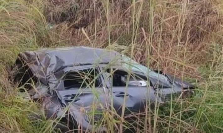 O carro parou fora da pista em um barranco, sendo necessário guincho para retirá-lo (Foto/Divulgação)