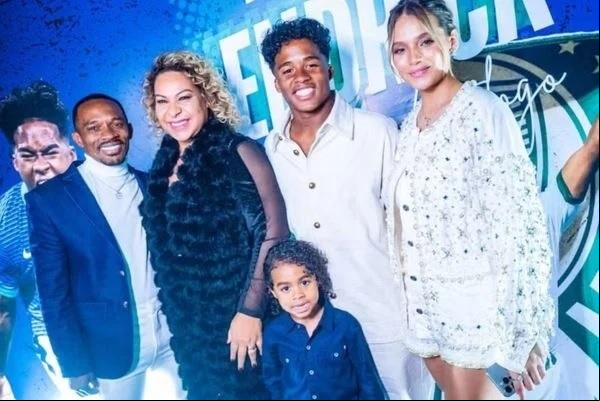 Endrick posou com a família durante festa de despedida do Palmeiras (Foto/Crédito/Luka Godoy/Instagram)