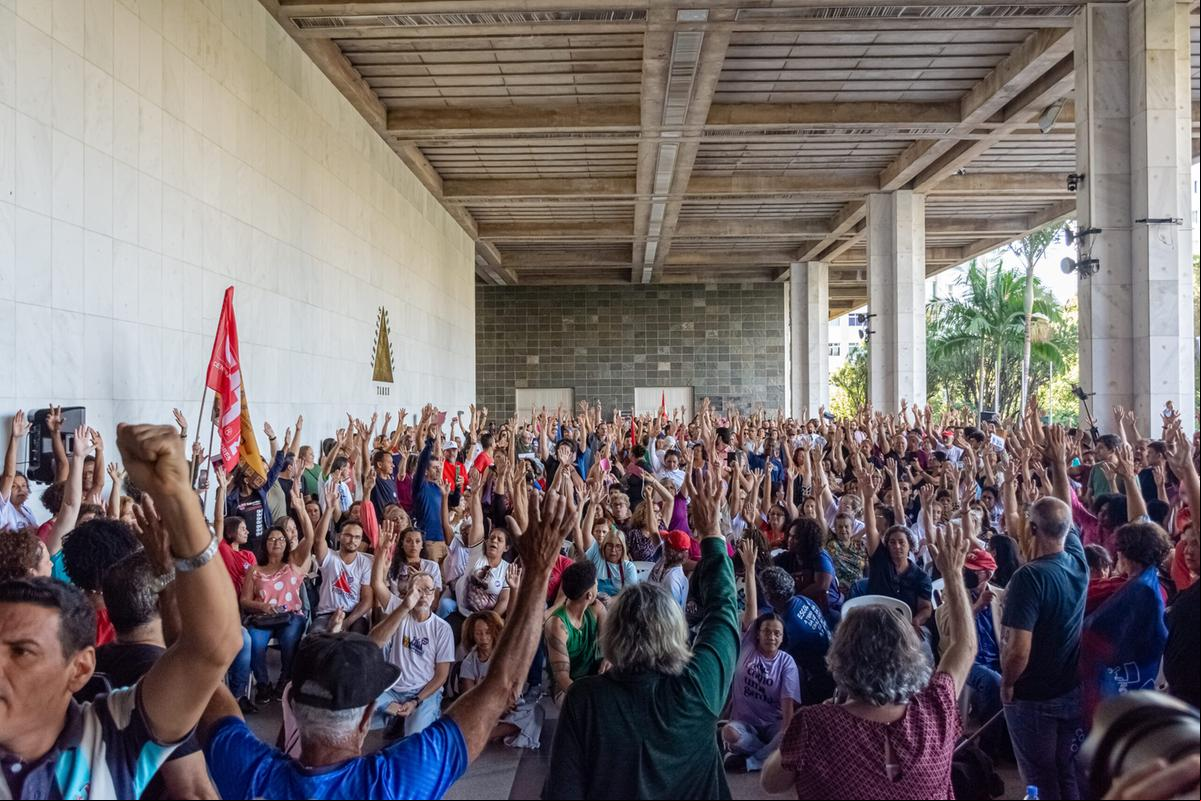 Após a aprovação do projeto que trata do reajuste de 3,62% para os servidores, educadores realizaram assembleia e decidiram manter o Estado de Greve (Foto/Divulgação)