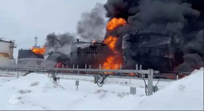 Nos últimos meses, as refinarias e os terminais petrolíferos russos se tornaram alvos prioritários dos ataques de drones ucranianos, porém autoridades afirmaram que o incêndio não teve relação com isso (Foto/Divulgação)