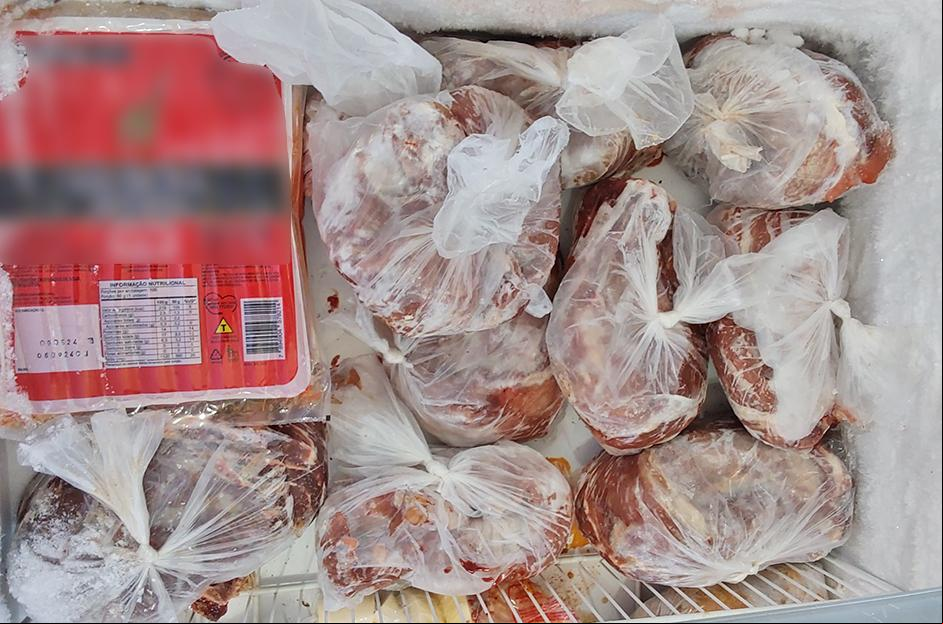 Os fiscais inspecionaram 47 frigoríficos, sendo que três deles foram interditados e 18 estabelecimentos foram autuados por venderem carnes com prazo de validade vencido, entre outras irregularidades (Foto/Divulgação)