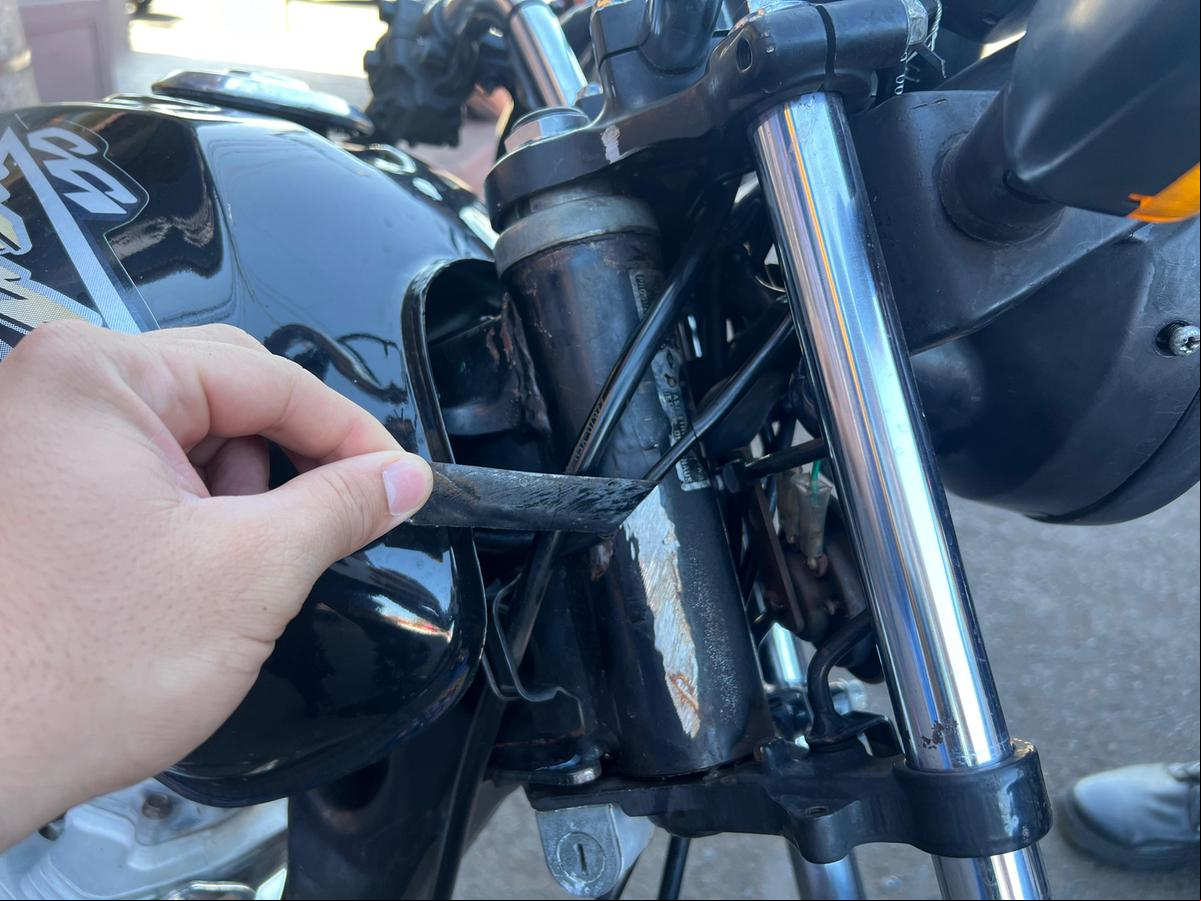 Motocicleta apresentava, entre as irregularidades, o chassi raspado (Foto/Divulgação)