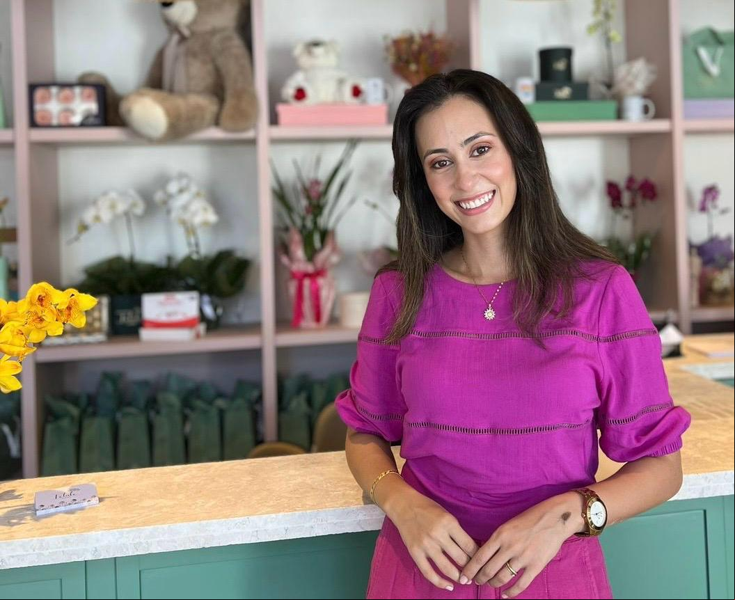 Sob o comando da empreendedora Allynne Ferreira (foto), a Pétale Flores está em novo endereço, agora na Avenida Santos Dumont, 247. Os arranjos florais mais incríveis e criativos levam a  da Pétale (Foto/Divulgação)