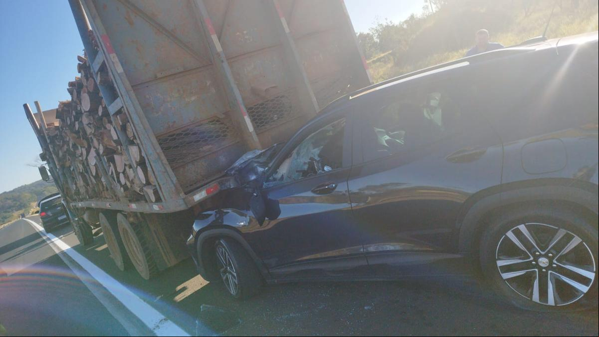 Motorista morreu no local e ageiros ficaram feridos (Foto/Divulgação)