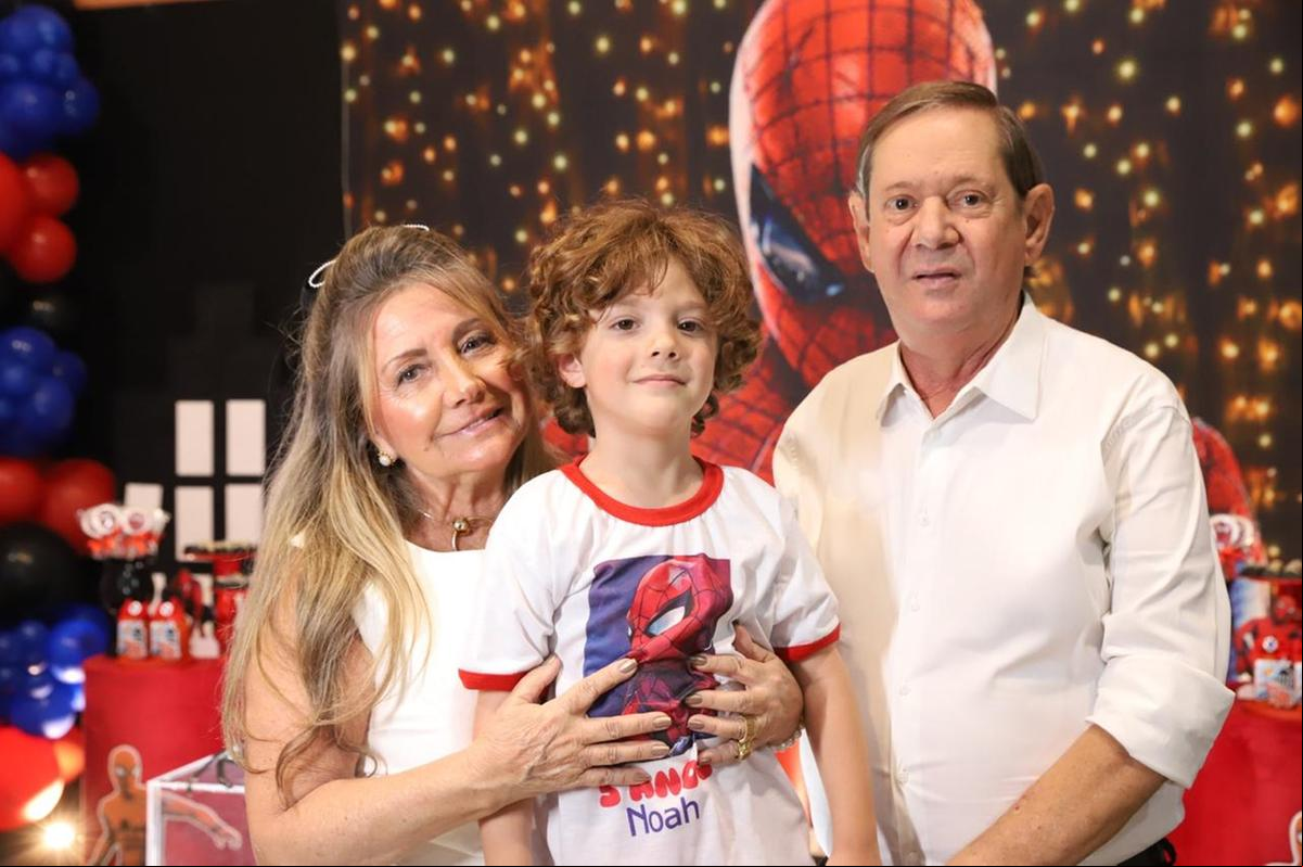 Noah entre os avós, Maria Teresa Borges Araújo e Luís Fernando Araújo (Foto/Babi Magela)