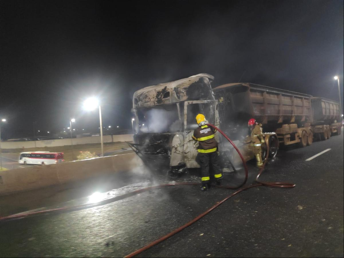 O cavalo mecânico ficou destruído pelas chamas, mas a carga foi preservada, diante da ação rápida dos bombeiros (Foto/Divulgação)