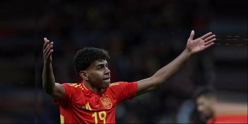Lamine Yamal, de apenas 16 anos foi o grande destaque da Espanha na partida (Foto/Pierre-Philippe/AFP)