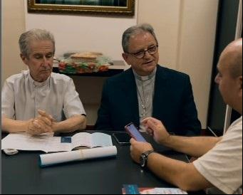 Dom Paulo Mendes Peixoto e monsenhor Geraldo Maia falam sobre a ordenação, marcada para o dia 13, no Ginásio Marista (Foto/Divulgação)