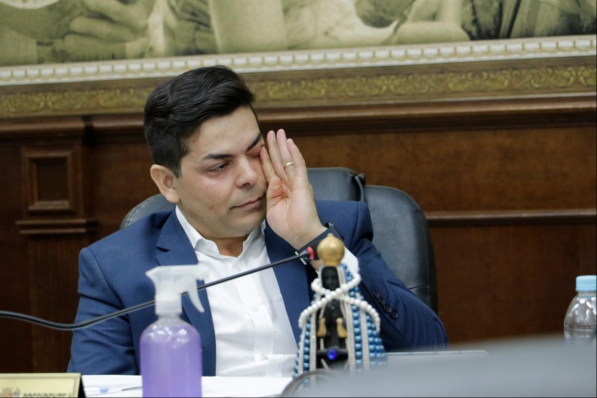 Presidente da Câmara, vereador Fernando Mendes, autor da iniciativa, se emocionou e foi às lágrimas durante a discussão do projeto e relatos de pessoa com deficiência (Foto//Jully Borges/CMU)