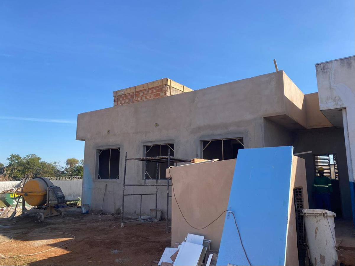 A obra de reforma da UBS chega ao 75% de execução e foi conferida ontem pela secretária, Valdilene Rocha e o adjunto da Saúde, Cecílio Araújo (Foto/Divulgação)