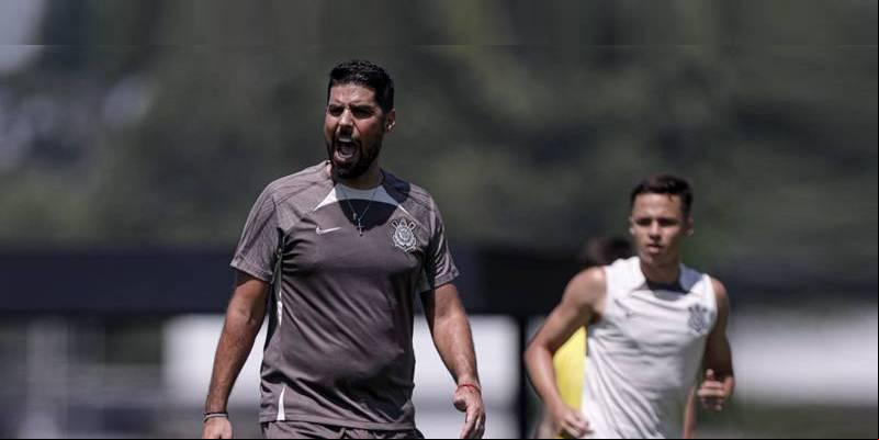 Antônio Oliveira comandou um intenso trabalho de finalizações ontem no CT Joaquim Grava. ((Foto/Rodrigo Coca/Ag. Corinthians))