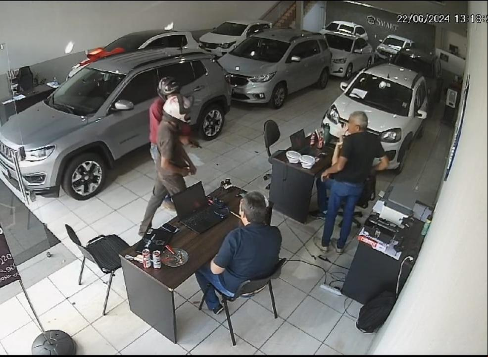 Momento em que os autores armados chegam ao estabelecimento e anunciam o assalto (Foto/Divulgação)