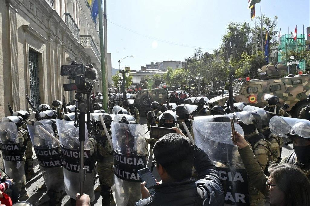 Militares se posicionam em frente ao Palácio Quemado após ameaça de golpe na Bolívia (Foto/AFP or licensors)