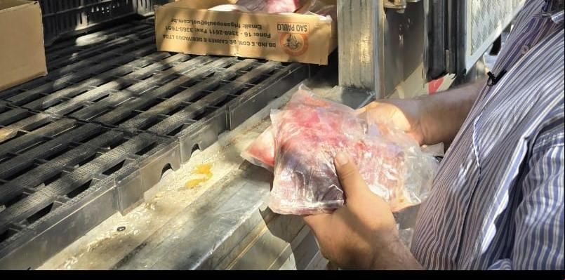 Túlio inspeciona carne durante entrega de produtos para a merenda escolar (Foto/Divulgação)