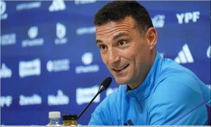 A punição para Scaloni veio por atrasar o retorno a campo no intervalo dos dois jogos da Argentina na Copa América. ((Foto/El Clarin))