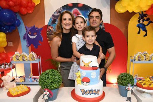 Antônio com a irmã Helena e os pais, Tiago e Mariana Souto na hora de soprar a velinha (Foto/Geisele Silva)