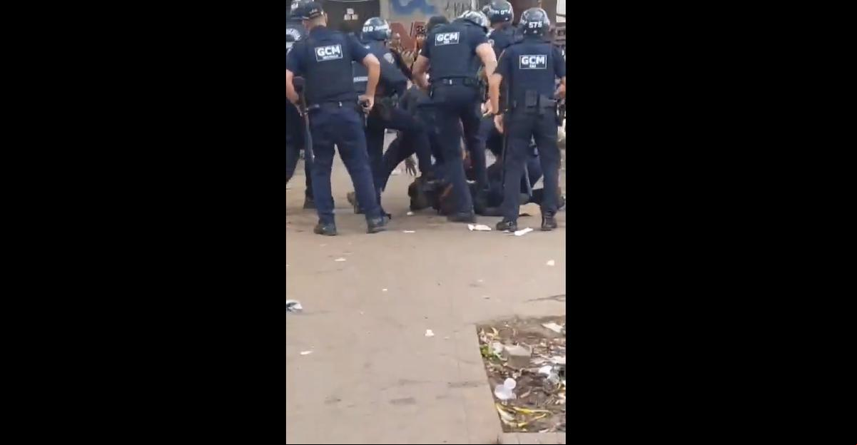 Guardas-civis agridem pessoa em situação de rua em São Paulo (Foto/@padrejulio.lancellotti/Instagram/Reprodução)