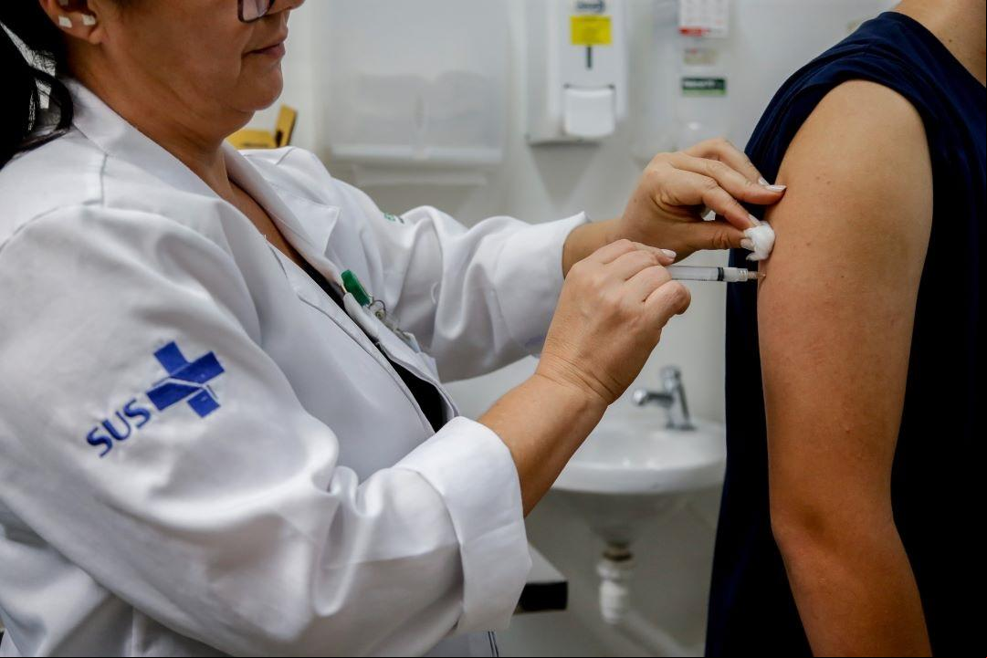 Doses com validade até 31 de julho poderão ser aplicadas, preferencialmente, em crianças e adolescentes de 6 a 16 anos e não apenas de 10 a 14 anos (Foto/Reprodução)