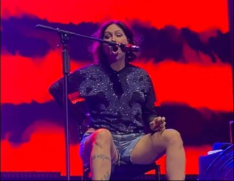 A artista entrou no palco andando, mas, durante o período do show, precisou ficar em repouso (Foto/Reprodução)