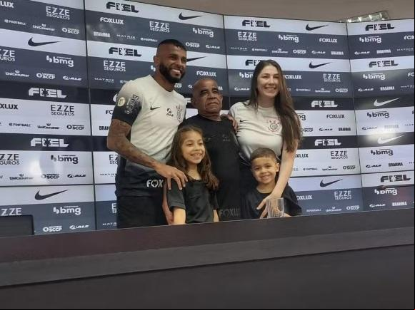 Alex Santana recebeu a família na apresentação como jogador do Timão. (Foto/José Edgar de Matos)