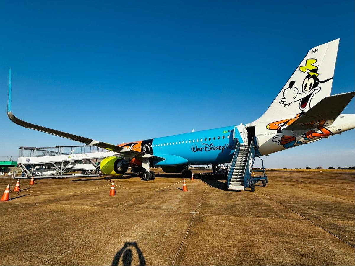 Com a gestão da Aena Brasil, o aeroporto ou a contar com a avirampa, que facilita o o de ageiros às aeronaves (Foto/Divulgação)