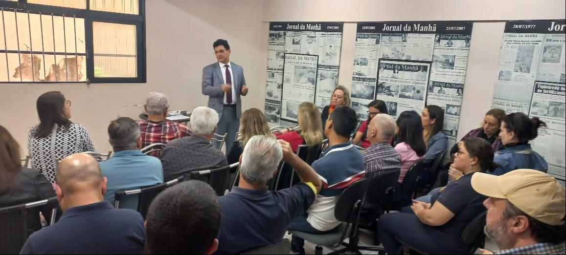 Advogado Jacob Stevam apresentou workshop para os funcionários do <strong>Jornal da Manhã</strong> sobre o período eleitoral (Foto/Alex Maia)