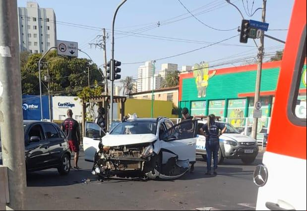 O segundo automóvel envolvido no acidente também sofreu danos na parte frontal, e suas duas ocupantes ficaram feridas (Foto/Divulgação)