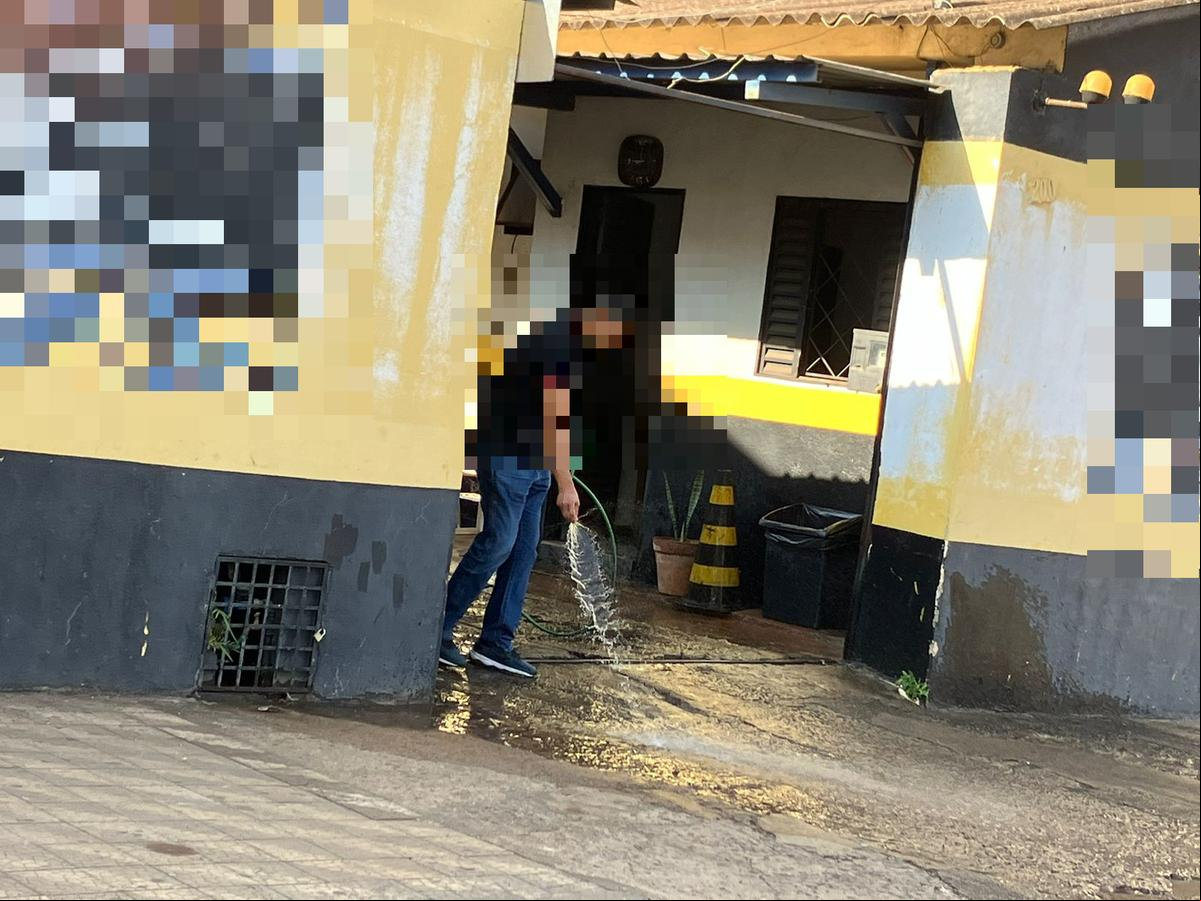 Desperdício ainda não é ível de multa, apesar do alto consumo de água (Foto/Leitor JM)