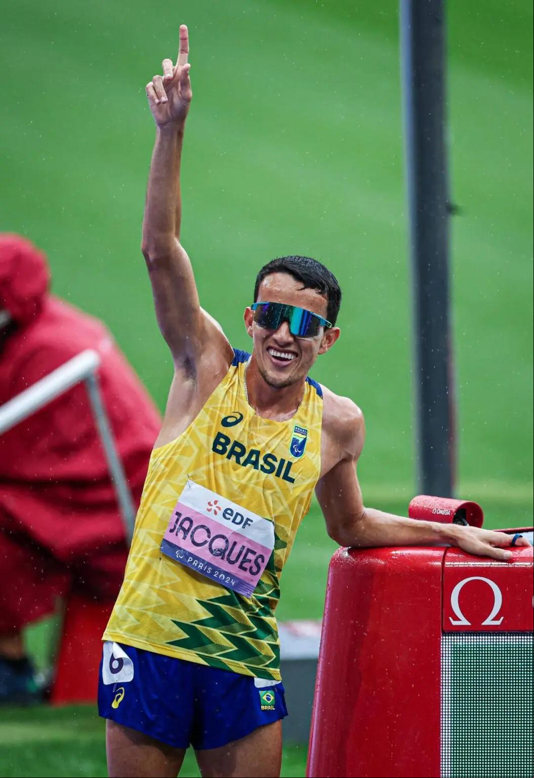 Yeltsin Jacques comemora ouro nos 1500m nos Jogos de Paris (Foto/Wander Roberto/B)