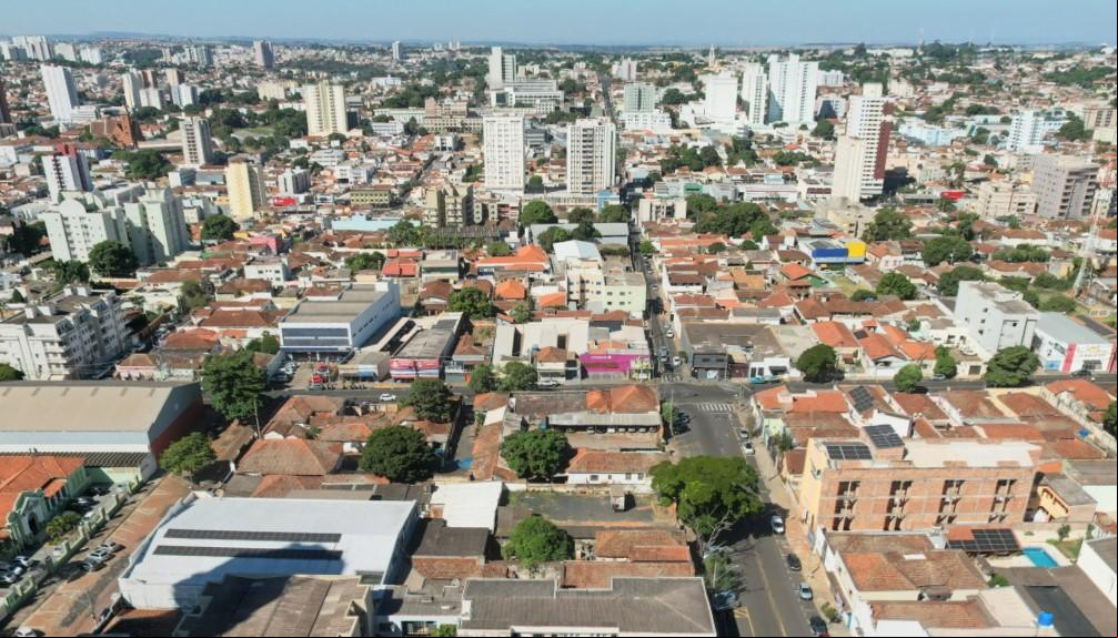 Região central da cidade ainda conta com muitas áreas vagas e imóveis que podem ser transformados em edifícios-garagem, segundo a secretária de Planejamento (Foto/Uberaba vista de cima)