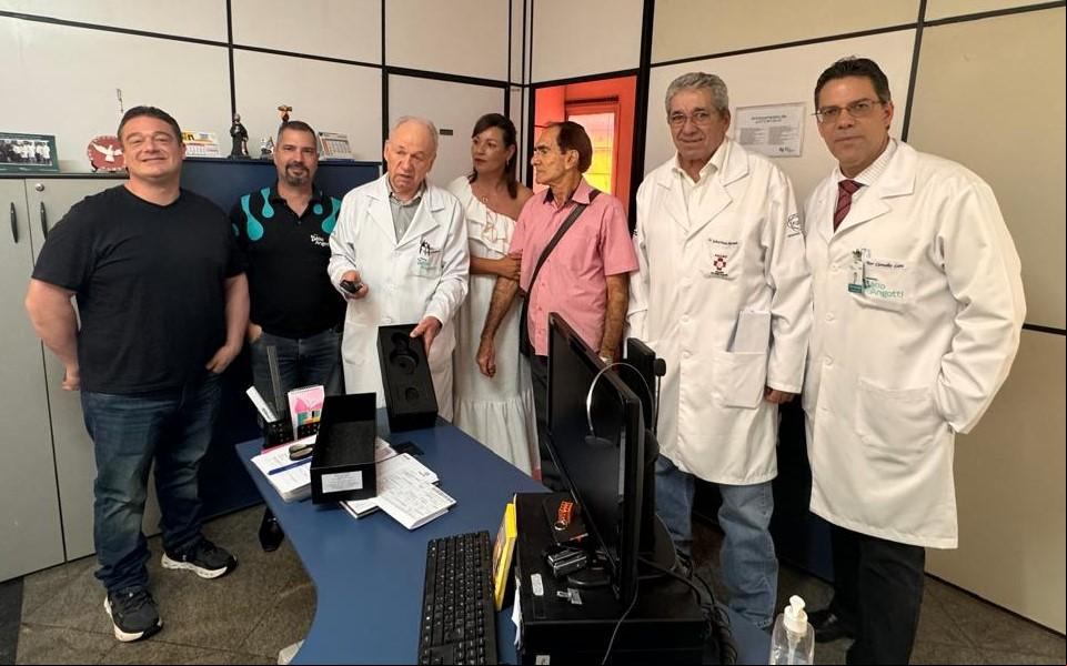 Segundo Delcio Scandiuzzi, presidente de honra do hospital, com este aparelho é possível uma visualização ampliada e detalhada da pele, contribuindo para diagnósticos mais precisos (Foto/Divulgação)