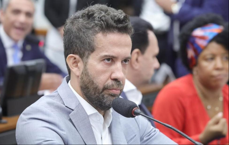 André Janones é acusado de três crimes pela Polícia Federal, em prática que ficou conhecida como rachadinha, quando o parlamentar toma posse de parte dos salários recebidos por assessores (Foto/Mario Agra/Câmara dos Deputados)
