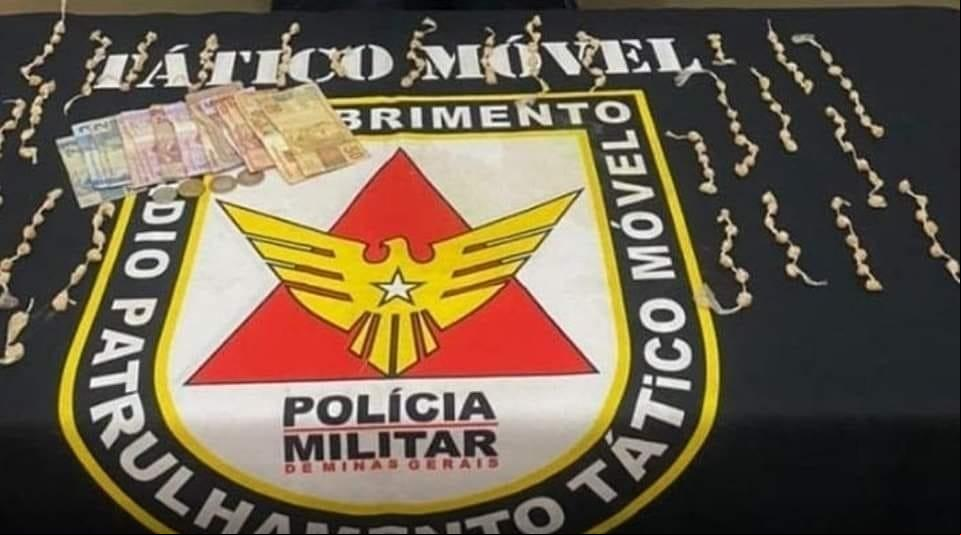 Droga e dinheiro apreendidos com o suspeito, que tentou fugir, mas foi encontrado em laje de residência (Foto/Divulgação)