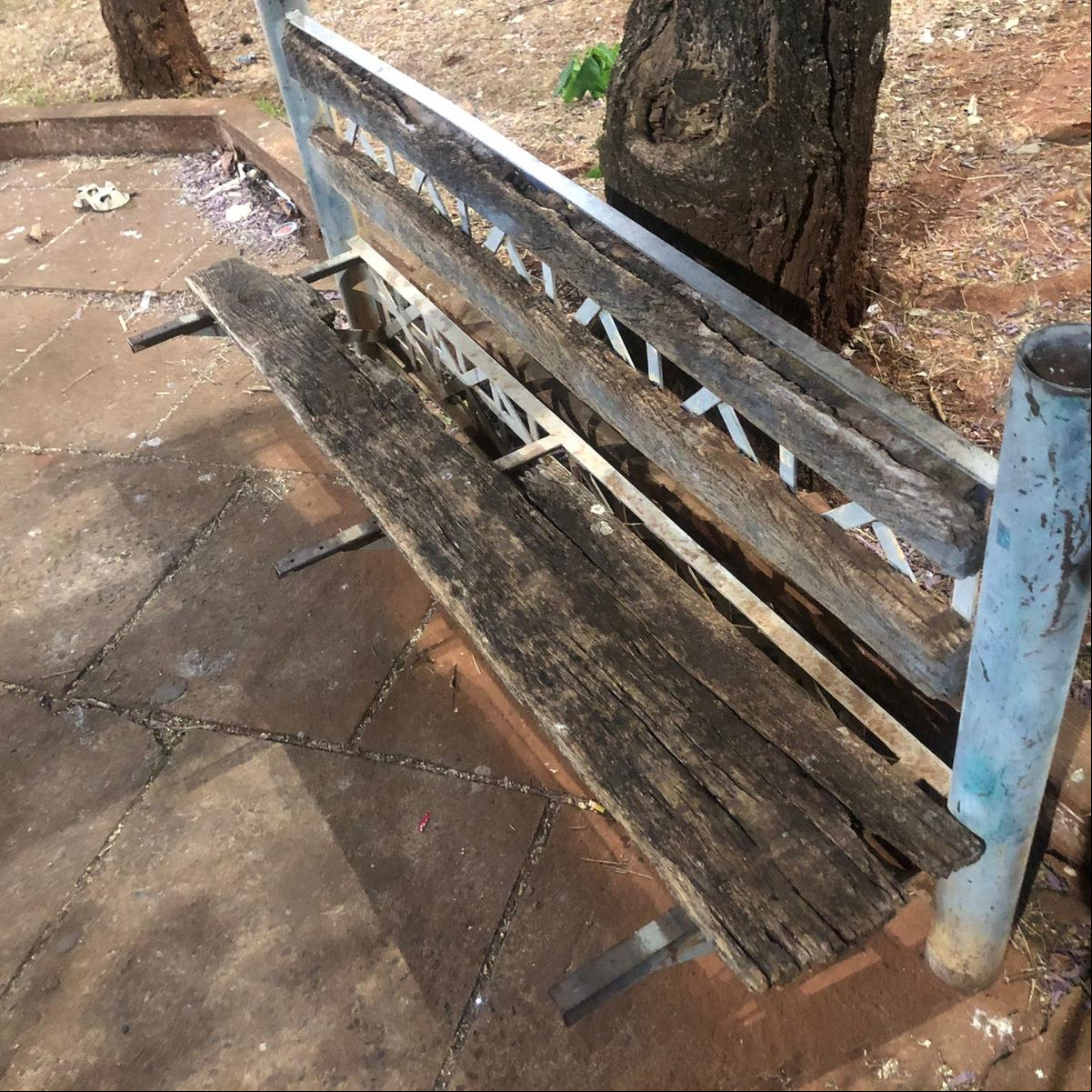 Banco na praça Graziela Soares é alvo de reclamação (Foto/Leitor JM)