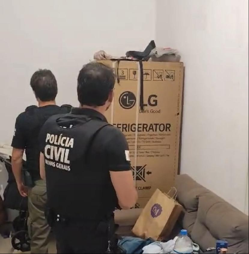 Nesta manhã, aproximadamente 20 policiais civis participaram da operação que resultou na prisão de três investigados e no cumprimento de quatro mandados de busca e apreensão (Foto/Divulgação)