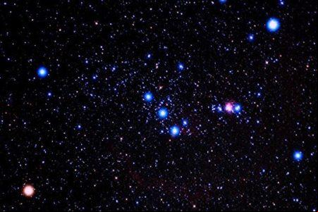 A constelação de Órion, onde ocorre a chuva de meteoros Orionídeas, é fácil de ser encontrada no céu, pois contém as três estrelas popularmente conhecidas como As Três Marias (Foto/Reprodução)