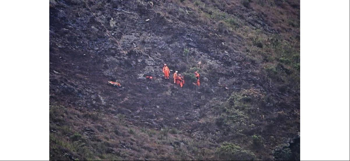 Bombeiros fazem buscas em local onde caiu o helicóptero da corporação (Foto/Alex de Jesus/O TEMPO)
