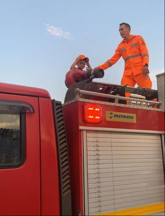 Gabriel conheceu todos os detalhes doveículo do Corpo de Bombeiros (Foto/Divulgação)