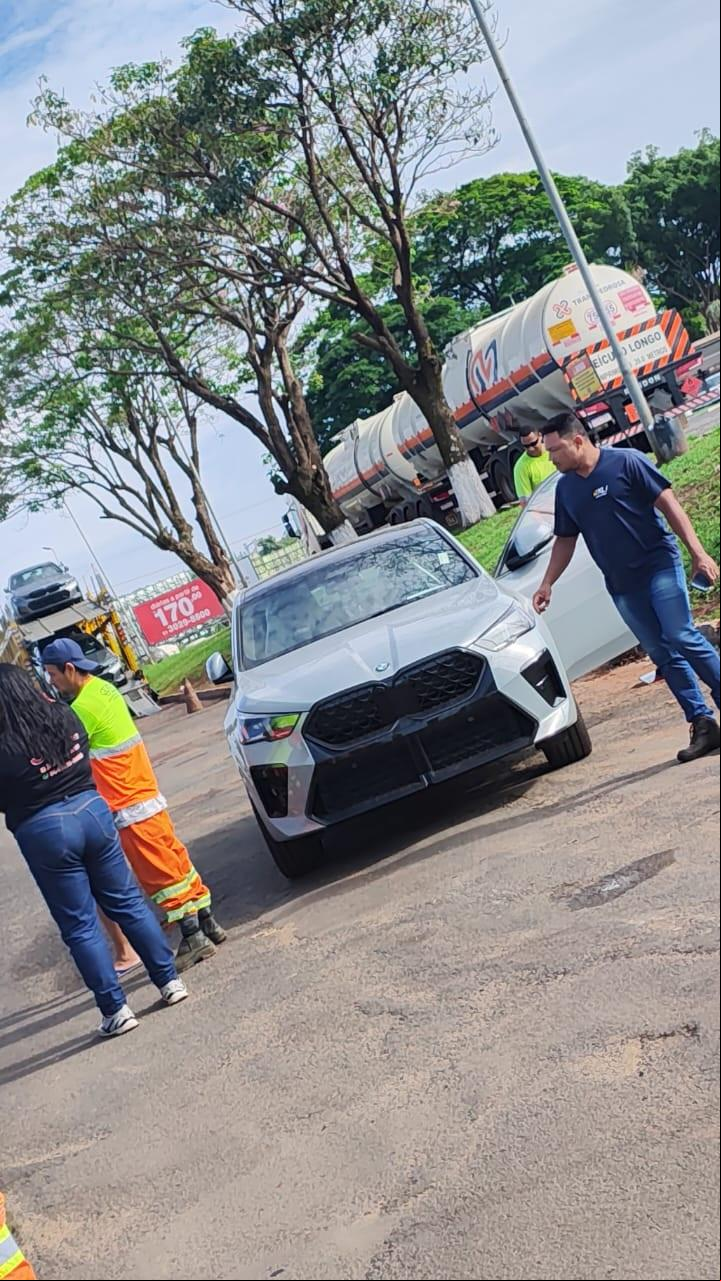 O carro que havia acabado de ser descarregado do caminhão-cegonha e foi alvo da tentativa de roubo na manhã de ontem no pátio de posto na 050 (Foto/Divulgação)